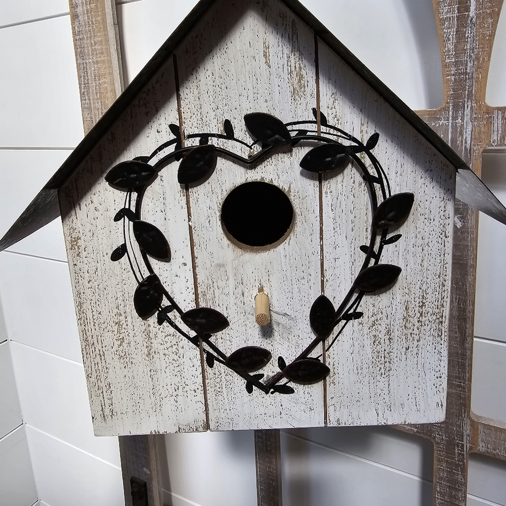 Wooden Hanging Birdhouse with Metal Roof and Heart Shaped Laurel - Picture 8 of 8